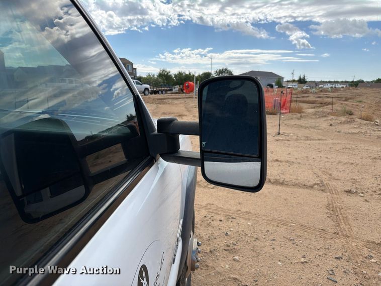 image for item EL2628 2002 Chevrolet Silverado 3500 Crew Cab flatbed pickup truck
