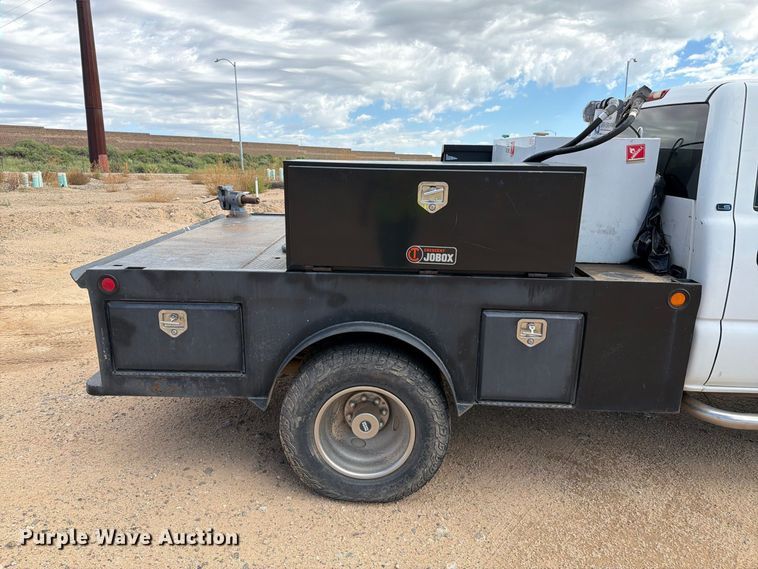 image for item EL2628 2002 Chevrolet Silverado 3500 Crew Cab flatbed pickup truck