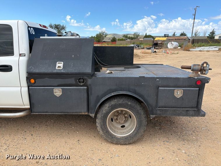 image for item EL2628 2002 Chevrolet Silverado 3500 Crew Cab flatbed pickup truck