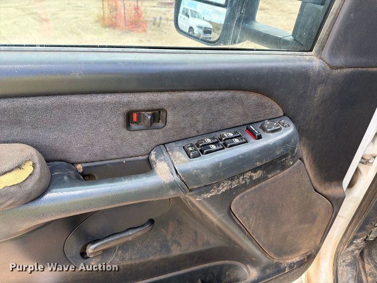 image for item EL2628 2002 Chevrolet Silverado 3500 Crew Cab flatbed pickup truck