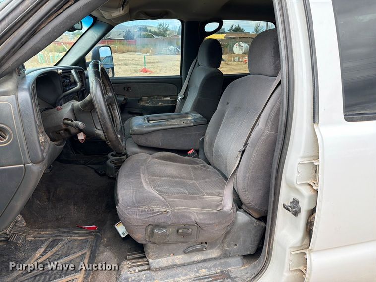 image for item EL2628 2002 Chevrolet Silverado 3500 Crew Cab flatbed pickup truck