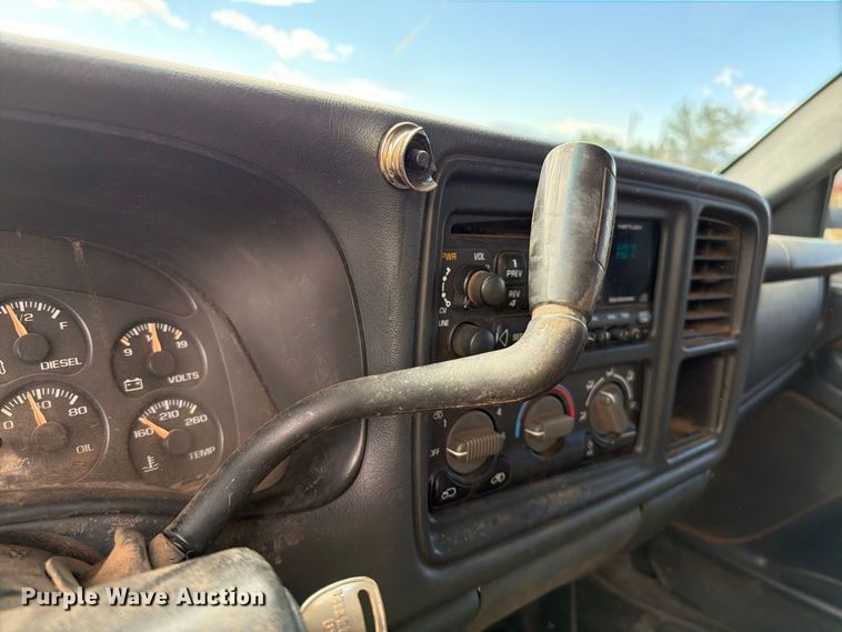 image for item EL2628 2002 Chevrolet Silverado 3500 Crew Cab flatbed pickup truck