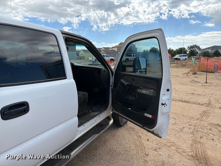 image for item EL2628 2002 Chevrolet Silverado 3500 Crew Cab flatbed pickup truck