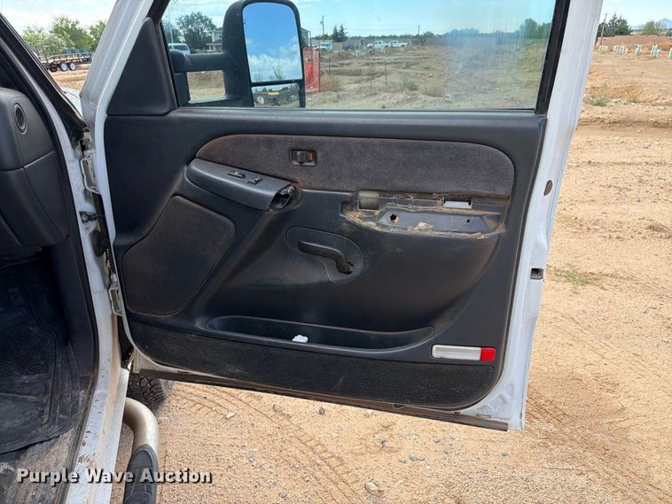 image for item EL2628 2002 Chevrolet Silverado 3500 Crew Cab flatbed pickup truck