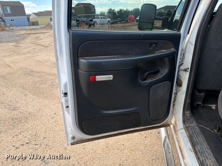image for item EL2628 2002 Chevrolet Silverado 3500 Crew Cab flatbed pickup truck
