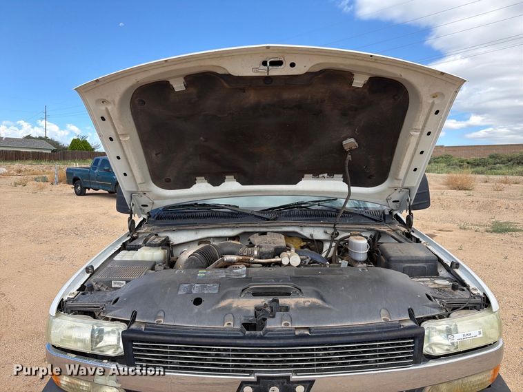 image for item EL2628 2002 Chevrolet Silverado 3500 Crew Cab flatbed pickup truck