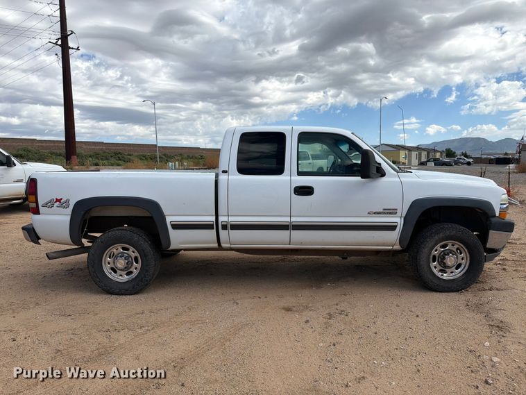 image for item EL2629 2002 Chevrolet Silverado 2500 HD Ext. Cab pickup truck