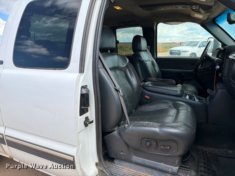 image for item EL2629 2002 Chevrolet Silverado 2500 HD Ext. Cab pickup truck