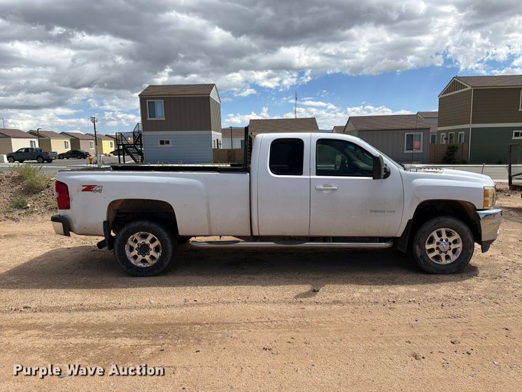 image for item EL2630 2011 Chevrolet Silverado 3500 HD Ext. Cab pickup truck