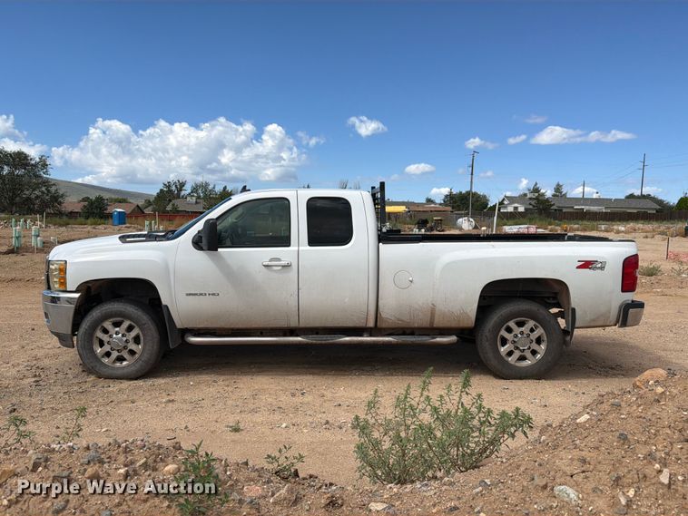 image for item EL2630 2011 Chevrolet Silverado 3500 HD Ext. Cab pickup truck