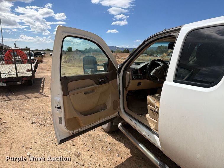 image for item EL2630 2011 Chevrolet Silverado 3500 HD Ext. Cab pickup truck
