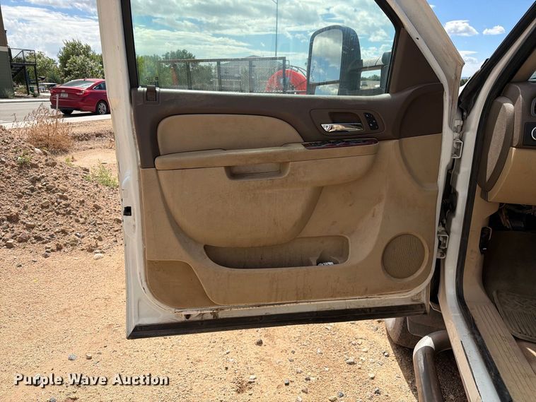 image for item EL2630 2011 Chevrolet Silverado 3500 HD Ext. Cab pickup truck
