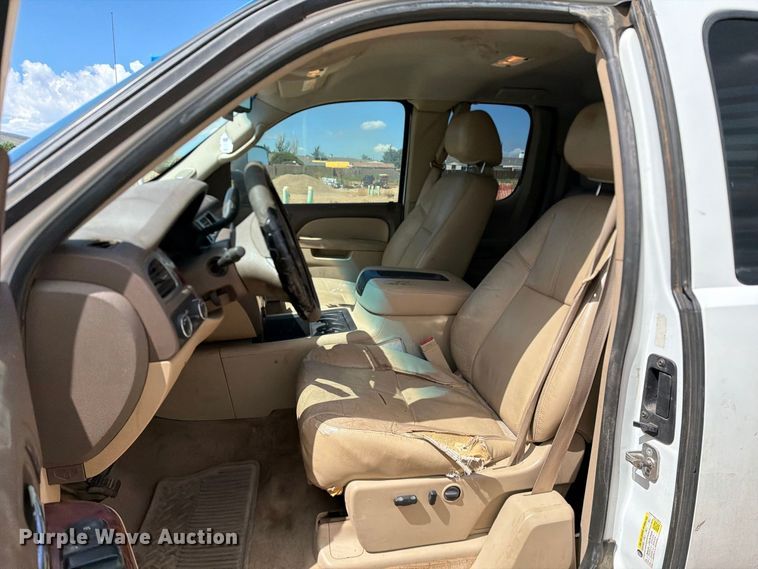 image for item EL2630 2011 Chevrolet Silverado 3500 HD Ext. Cab pickup truck