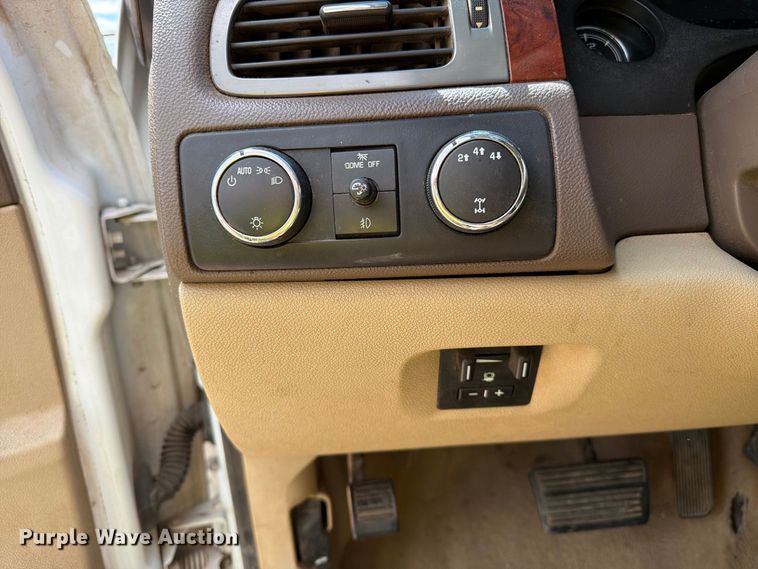 image for item EL2630 2011 Chevrolet Silverado 3500 HD Ext. Cab pickup truck