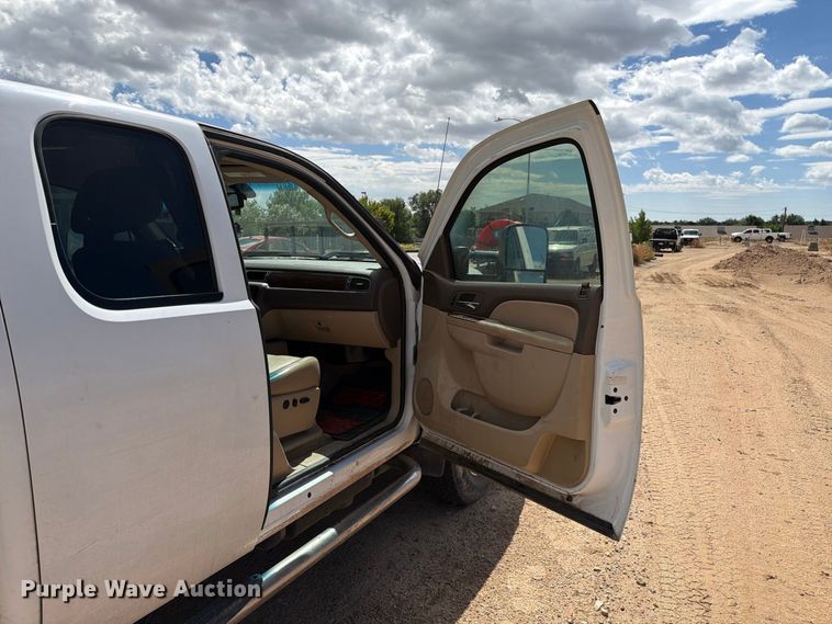 image for item EL2630 2011 Chevrolet Silverado 3500 HD Ext. Cab pickup truck