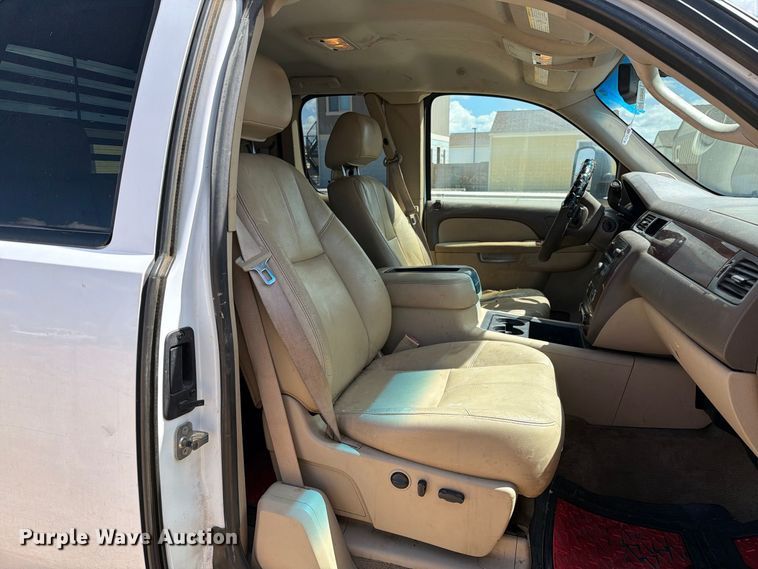 image for item EL2630 2011 Chevrolet Silverado 3500 HD Ext. Cab pickup truck