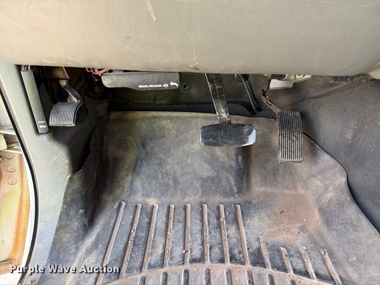 image for item EL2631 2006 Ford F350 Super Duty Crew Cab flatbed pickup truck
