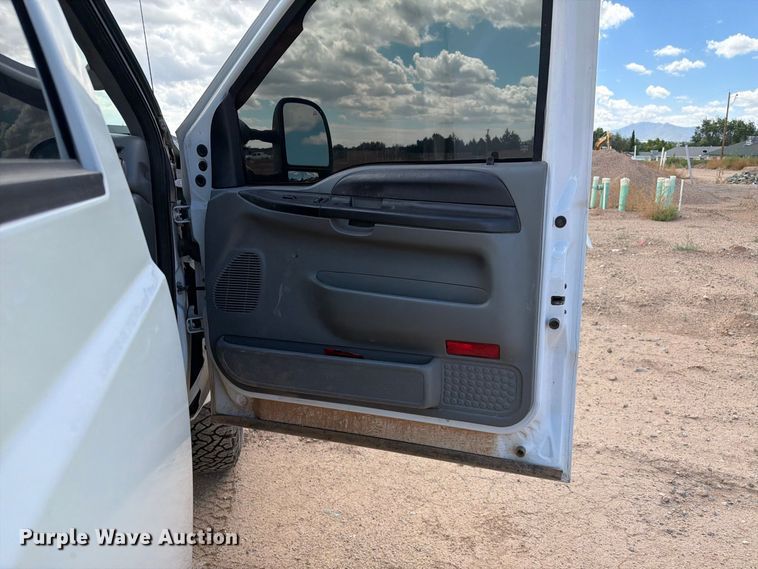 image for item EL2631 2006 Ford F350 Super Duty Crew Cab flatbed pickup truck