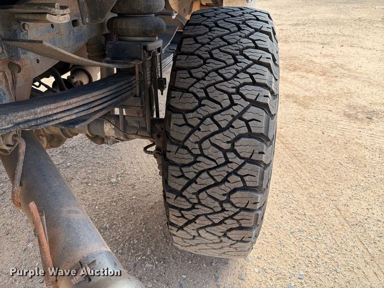image for item EL2631 2006 Ford F350 Super Duty Crew Cab flatbed pickup truck