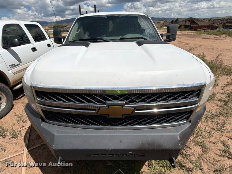 image for item EL2636 2012 Chevrolet Silverado 3500 HD Crew Cab flatbed pickup truck