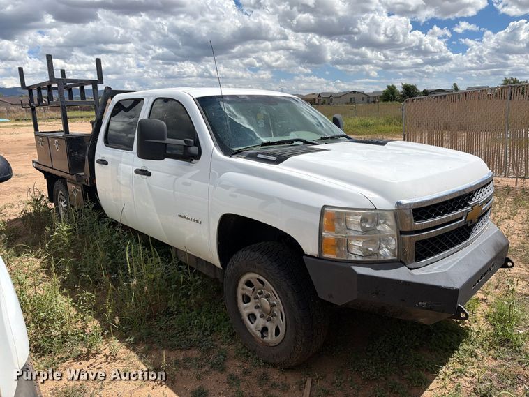 image for item EL2636 2012 Chevrolet Silverado 3500 HD Crew Cab flatbed pickup truck