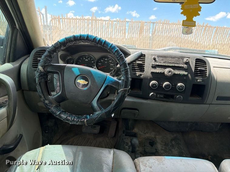 image for item EL2636 2012 Chevrolet Silverado 3500 HD Crew Cab flatbed pickup truck