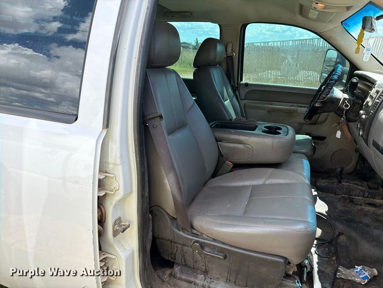 image for item EL2636 2012 Chevrolet Silverado 3500 HD Crew Cab flatbed pickup truck