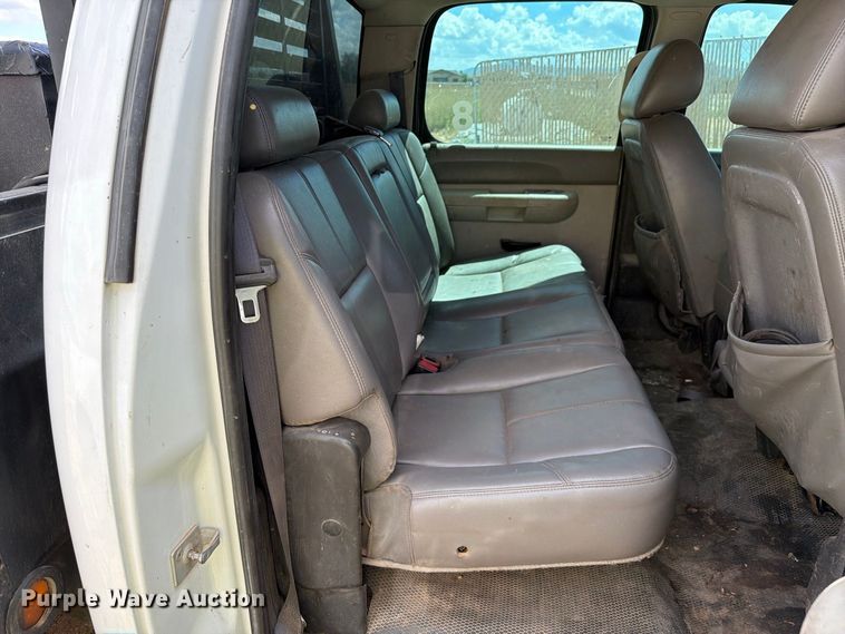 image for item EL2636 2012 Chevrolet Silverado 3500 HD Crew Cab flatbed pickup truck