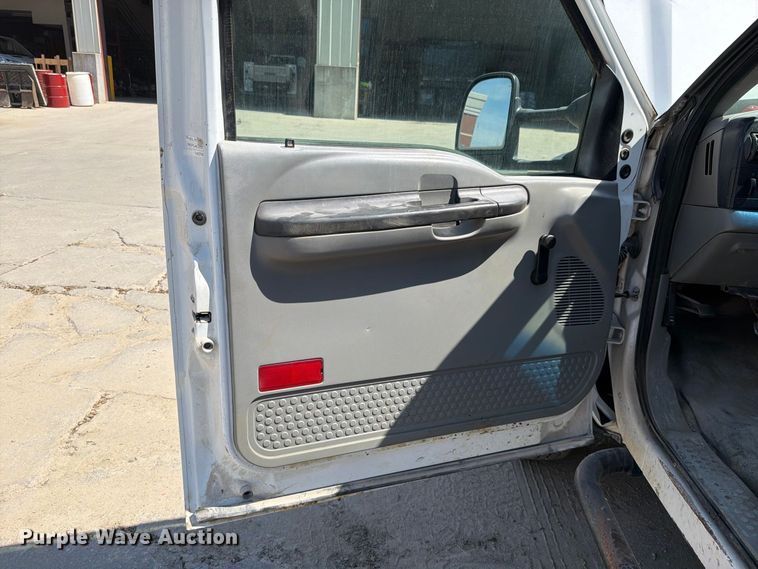 image for item EO8738 2006 Ford F450 Super Duty truck cab and chassis