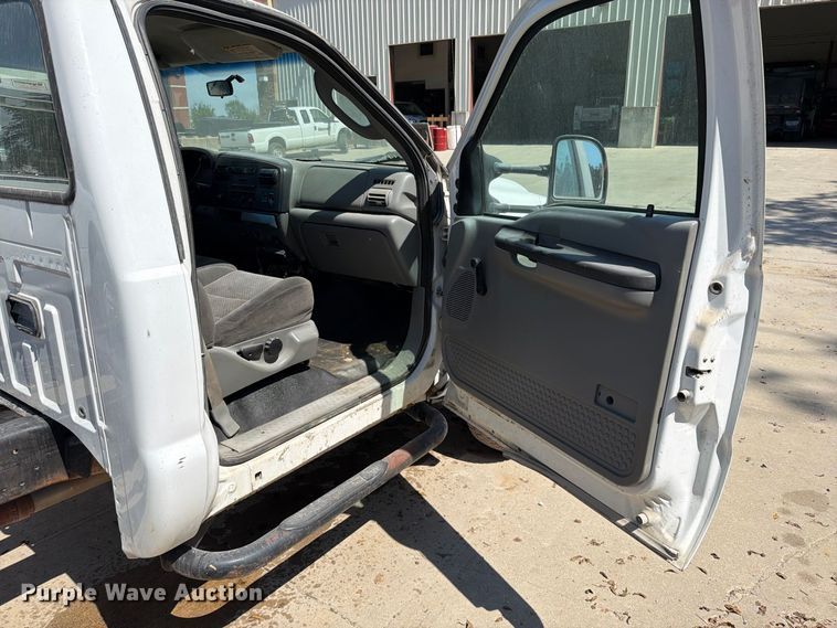 image for item EO8738 2006 Ford F450 Super Duty truck cab and chassis
