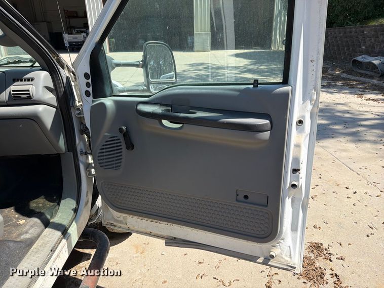 image for item EO8738 2006 Ford F450 Super Duty truck cab and chassis