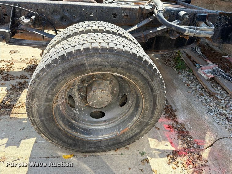 image for item EO8738 2006 Ford F450 Super Duty truck cab and chassis