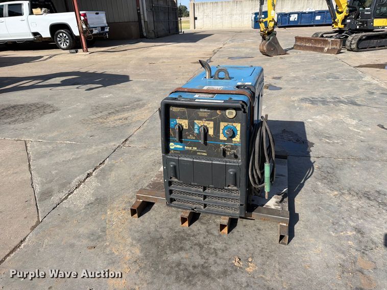 image for item EP7685 Miller Bobcat 250 welder/generator