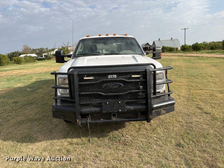 image for item EP7696 2016 Ford F350 Super Duty Crew Cab flatbed pickup truck