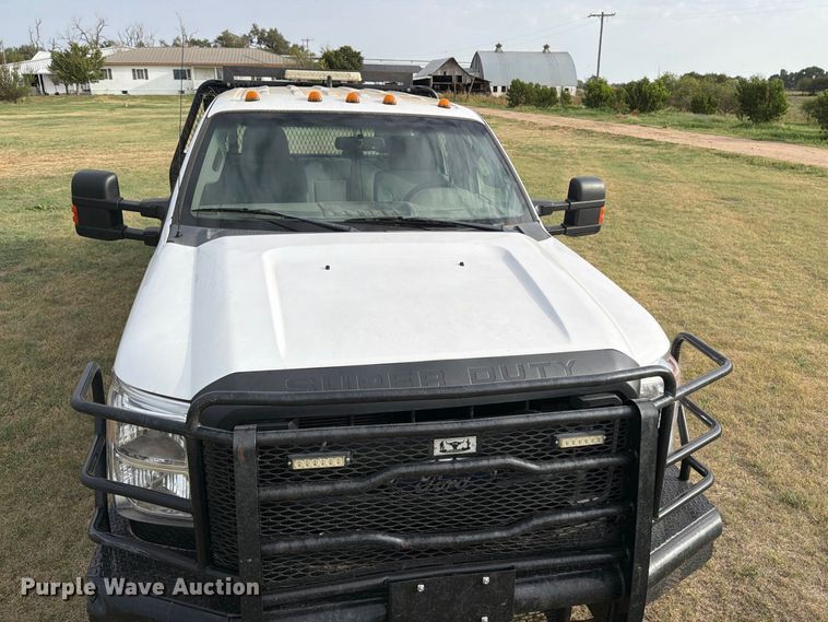 image for item EP7696 2016 Ford F350 Super Duty Crew Cab flatbed pickup truck