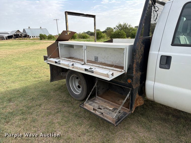image for item EP7696 2016 Ford F350 Super Duty Crew Cab flatbed pickup truck
