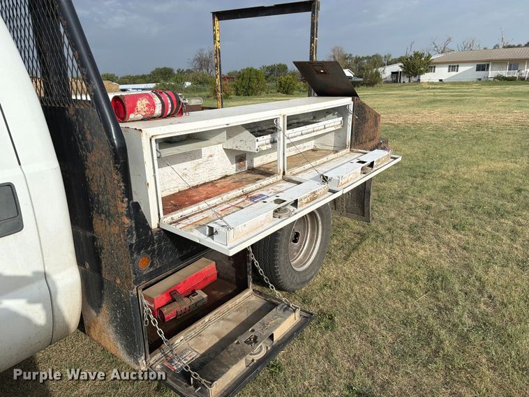 image for item EP7696 2016 Ford F350 Super Duty Crew Cab flatbed pickup truck