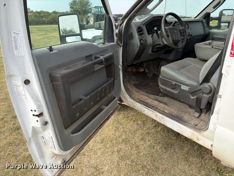 image for item EP7696 2016 Ford F350 Super Duty Crew Cab flatbed pickup truck