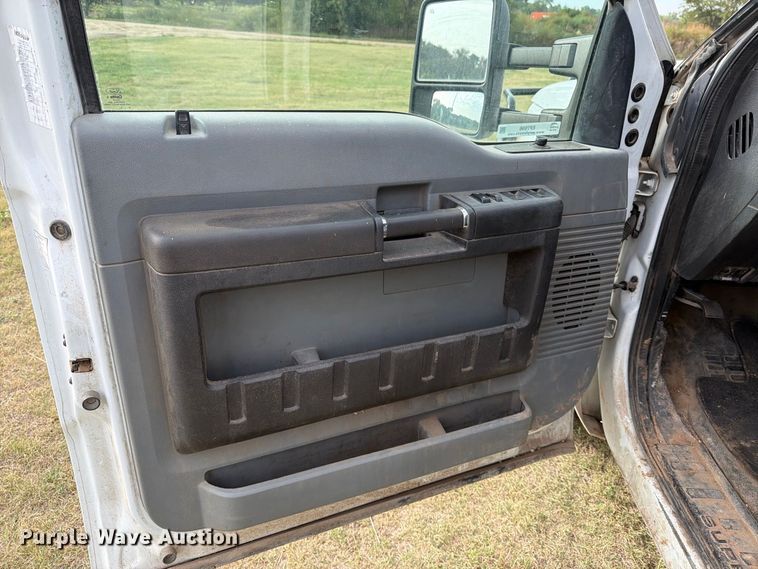 image for item EP7696 2016 Ford F350 Super Duty Crew Cab flatbed pickup truck
