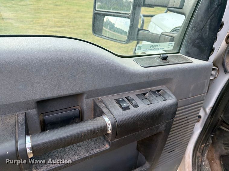 image for item EP7696 2016 Ford F350 Super Duty Crew Cab flatbed pickup truck