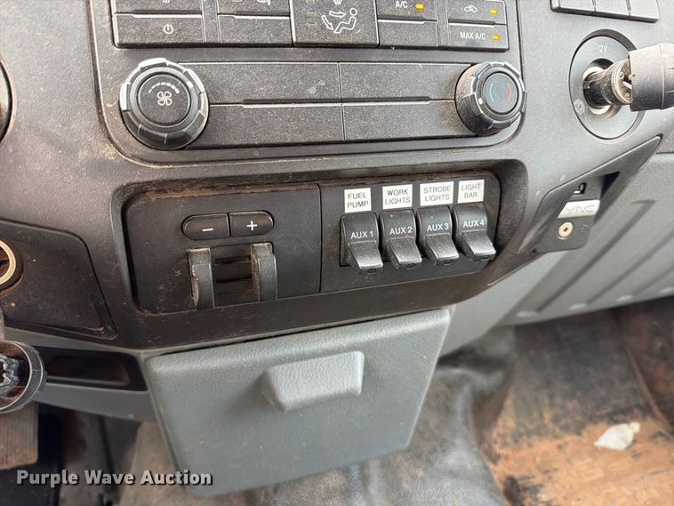 image for item EP7696 2016 Ford F350 Super Duty Crew Cab flatbed pickup truck