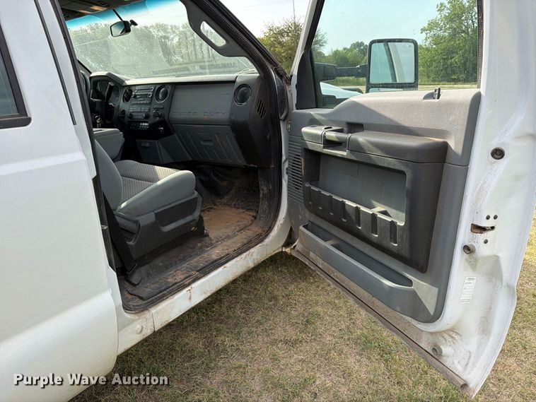 image for item EP7696 2016 Ford F350 Super Duty Crew Cab flatbed pickup truck