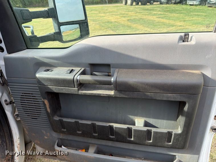 image for item EP7696 2016 Ford F350 Super Duty Crew Cab flatbed pickup truck