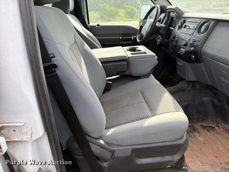 image for item EP7696 2016 Ford F350 Super Duty Crew Cab flatbed pickup truck
