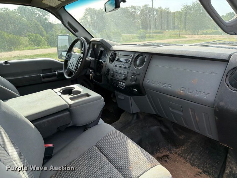 image for item EP7696 2016 Ford F350 Super Duty Crew Cab flatbed pickup truck