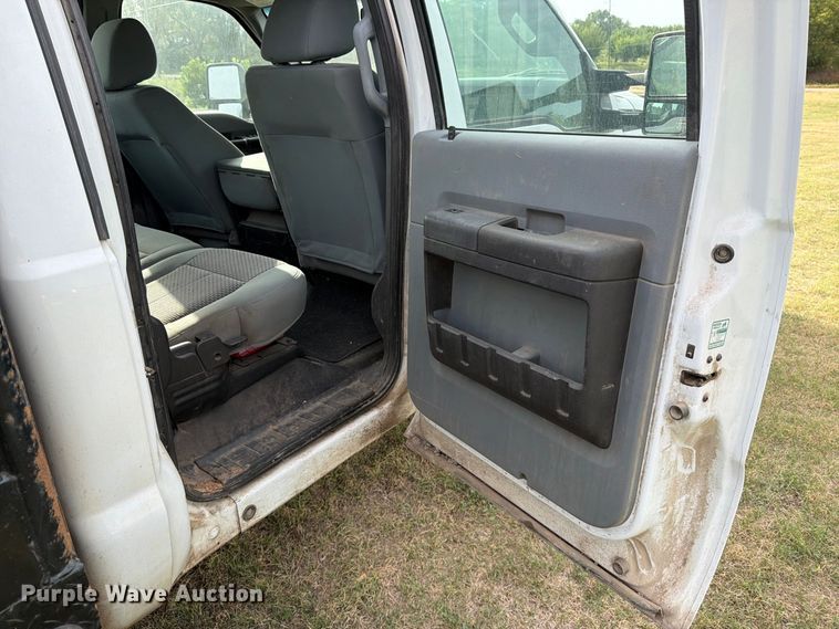 image for item EP7696 2016 Ford F350 Super Duty Crew Cab flatbed pickup truck