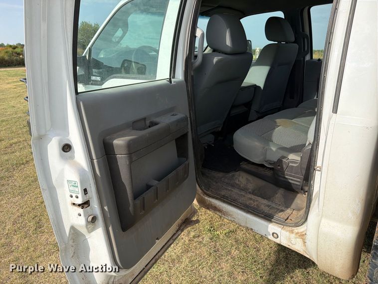 image for item EP7696 2016 Ford F350 Super Duty Crew Cab flatbed pickup truck