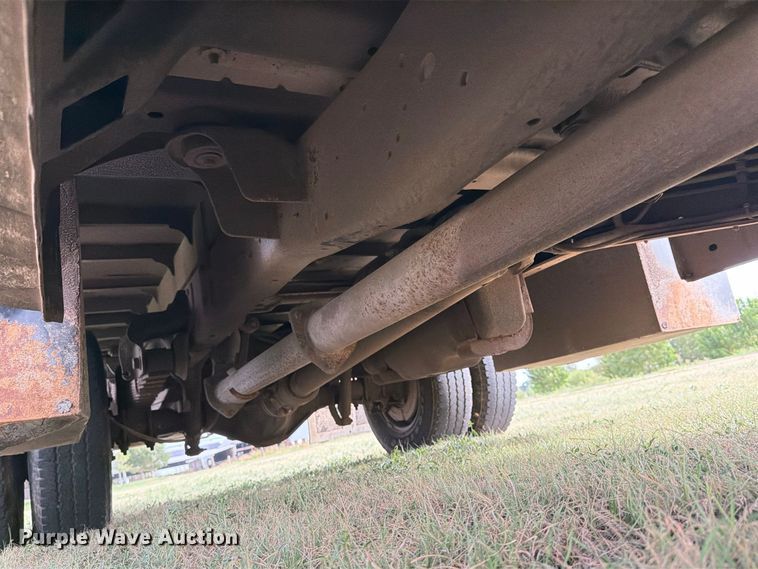 image for item EP7696 2016 Ford F350 Super Duty Crew Cab flatbed pickup truck