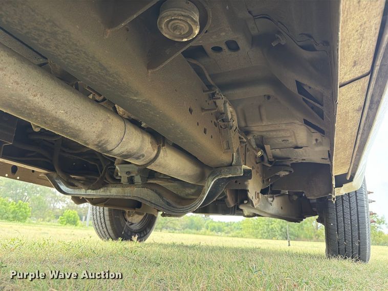 image for item EP7696 2016 Ford F350 Super Duty Crew Cab flatbed pickup truck