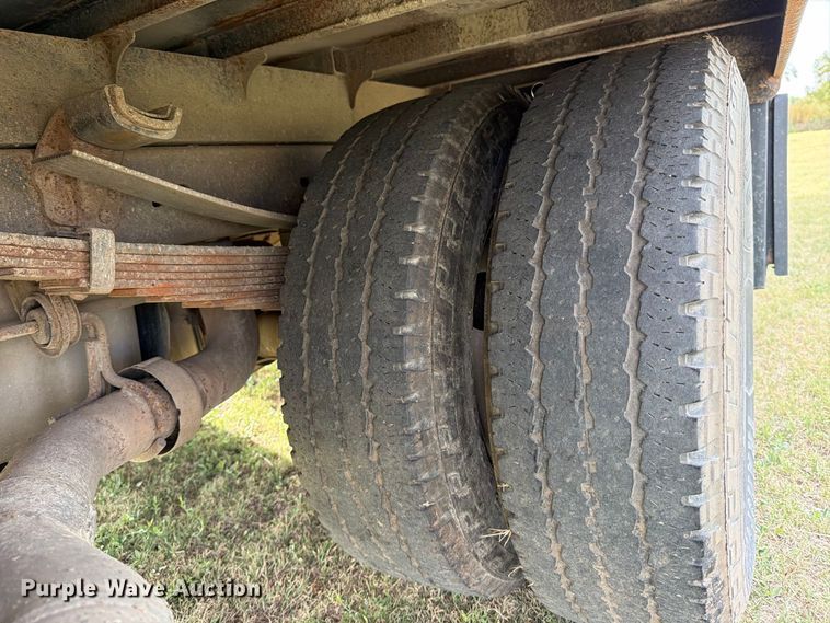 image for item EP7696 2016 Ford F350 Super Duty Crew Cab flatbed pickup truck